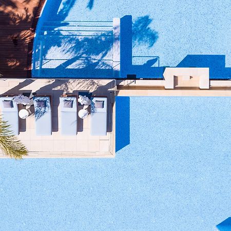 Aguas De Ibiza Grand Luxe Hotel - Small Luxury Hotel Of The World Santa Eularia des Riu Esterno foto The 1990s saw the rise of the "blue and white" colour scheme.