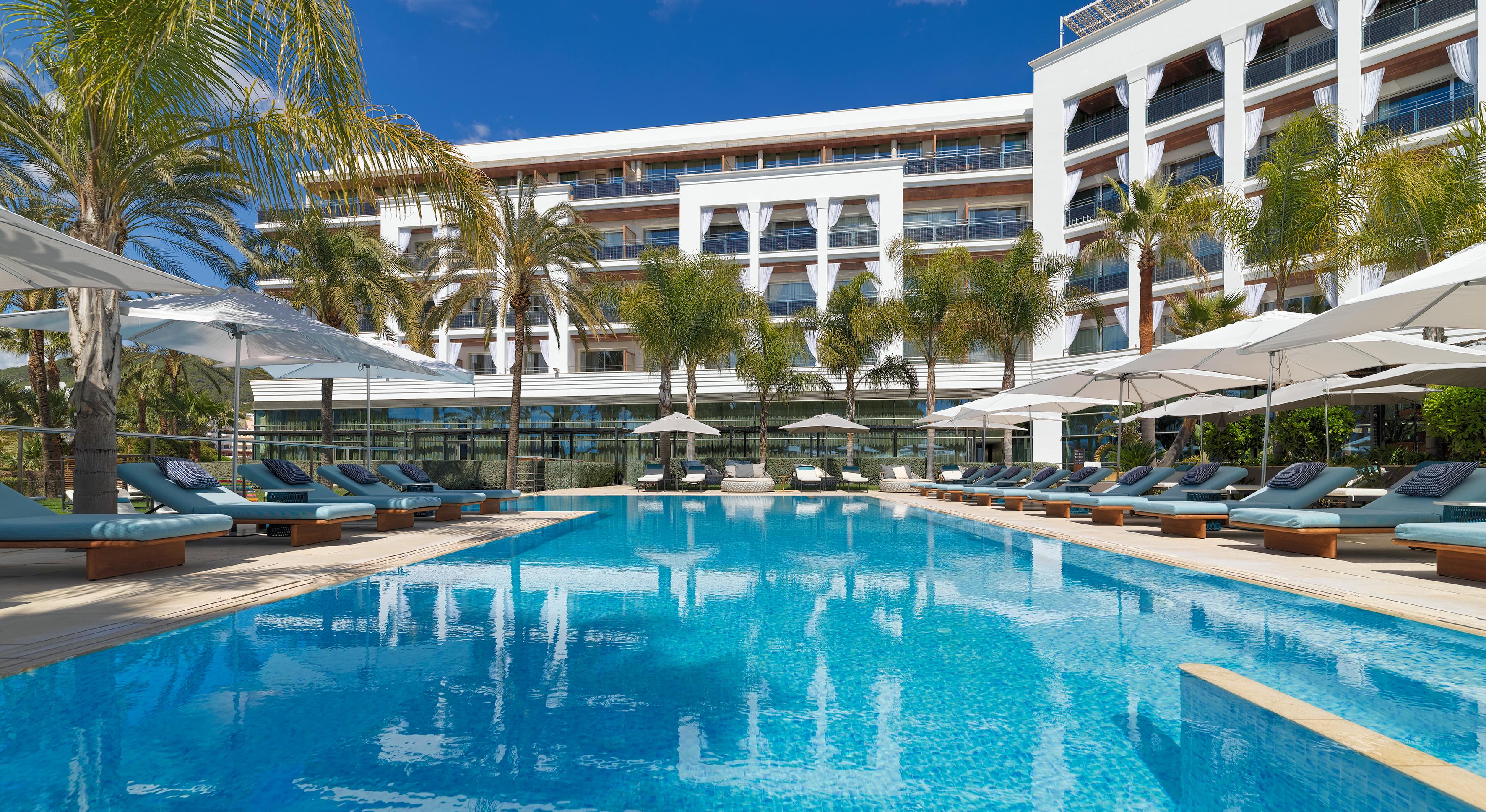 Aguas De Ibiza Grand Luxe Hotel - Small Luxury Hotel Of The World Santa Eularia des Riu Esterno foto The Westin Resort and Spa, Playa Mujeres