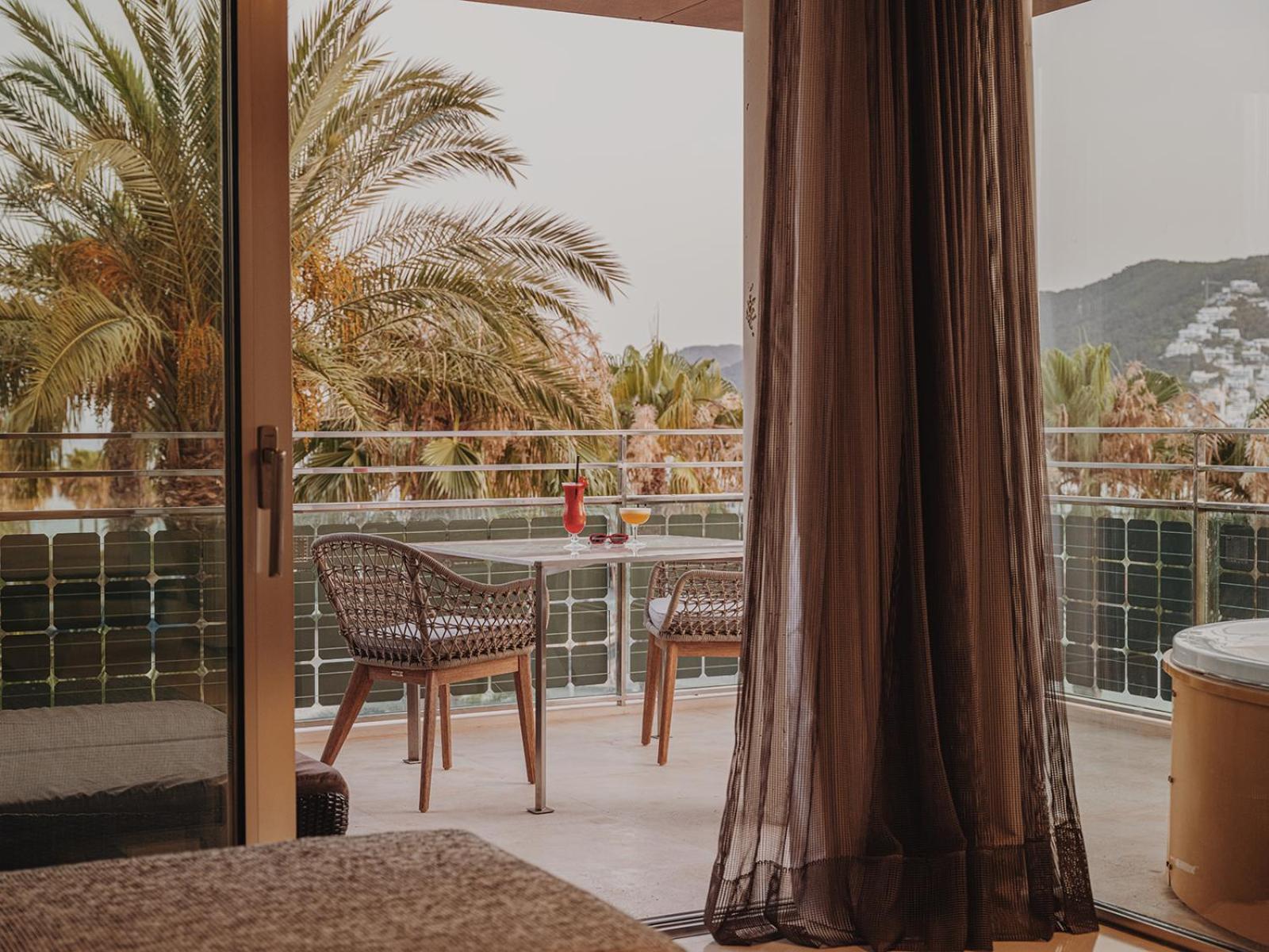 Aguas De Ibiza Grand Luxe Hotel - Small Luxury Hotel Of The World Santa Eularia des Riu Camera foto A curtain